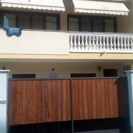 Апартаменты Charming In With Garden View *
