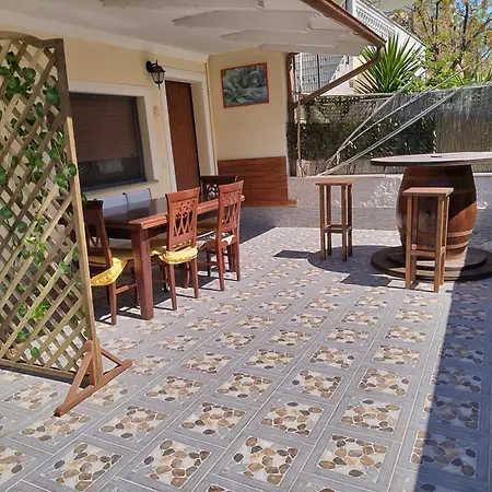 Charming In With Garden View Апартаменты