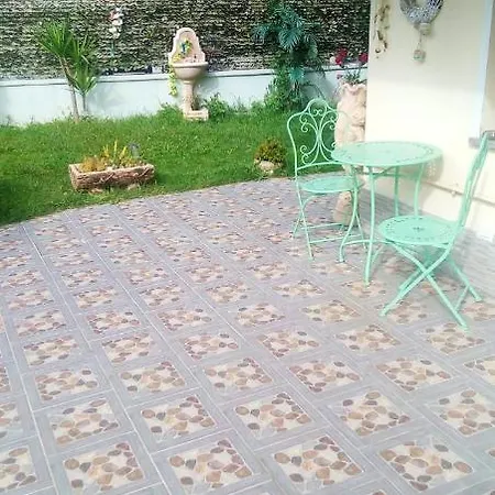 Charming In With Garden View Апартаменты *
